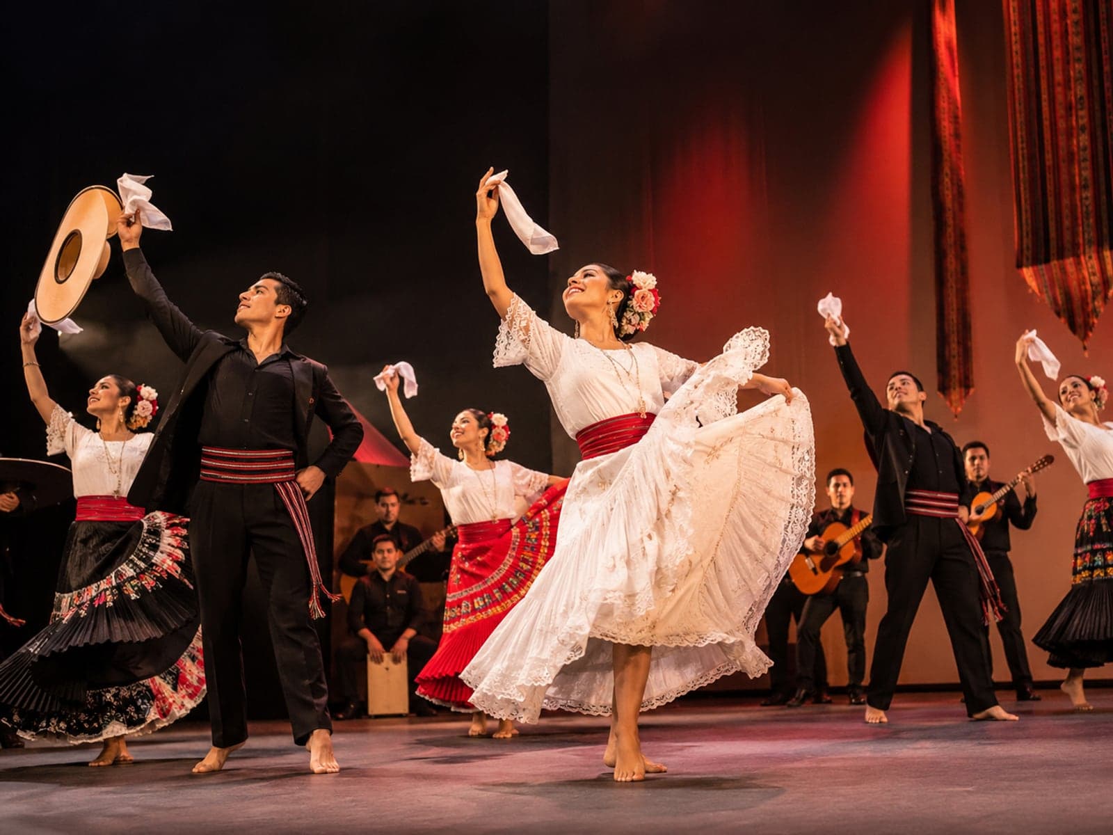 Marinera performance by Peru Baila